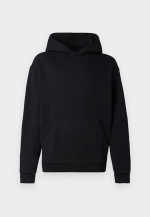 Mustaline kapuutsiga sviiter, mis on valmistatud pehmest kangast, esipocketiga, ribakujuliste varrukatega ja rinnal on lihtne tikandiga logo.