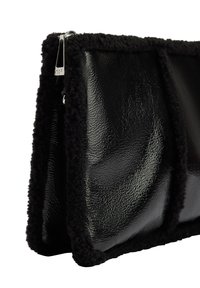 Czarna torebka kopertowa z błyszczącą skórzaną powłoką i puszystym czarnym futrem. Posiada zamek błyskawiczny oraz sztywny prostokątny kształt.
