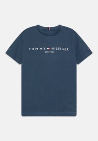 Marineblå bomulds-t-shirt med rund hals, der har hvid tekst "TOMMY HILFIGER EST. 1985" og et lille logoaccent på ærmet.