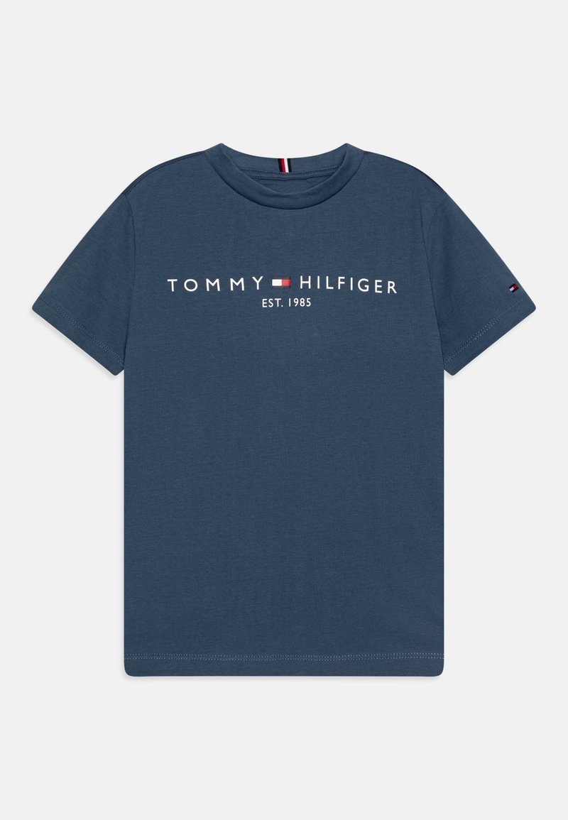 Marineblå bomulds-t-shirt med rund hals, der har hvid tekst "TOMMY HILFIGER EST. 1985" og et lille logoaccent på ærmet.