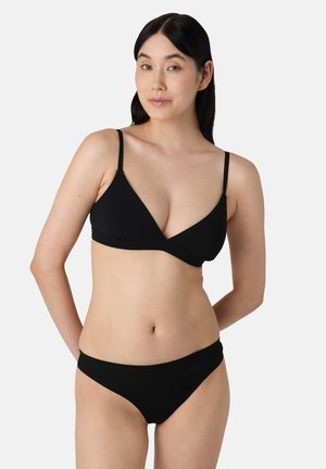 Schwarzes Bikini-Set mit dreieckigem Oberteil und tief sitzenden Höschen. Hergestellt aus glattem Stoff mit dünnen Trägern und minimaler Detailgestaltung.