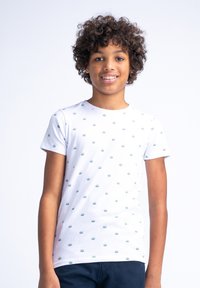 Biała bawełniana koszulka z krótkim rękawem z powtarzającym się zielonym wzorem małych motywów. Gładka faktura, okrągły dekolt, dopasowany krój.