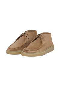 Stivaletti in suede marrone con punta arrotondata, dettagli cuciti e chiusura con lacci. Presentano una leggera suola in gomma per garantire aderenza.