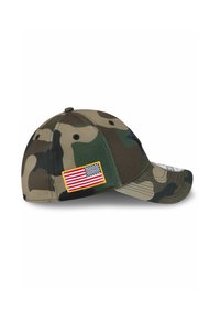 Casquette de baseball camouflée avec un patch de drapeau américain brodé. Fabriquée en tissu, elle a une couronne arrondie et un visière incurvée.