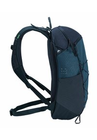 Rugzak van duurzaam materiaal, met een donkerblauwe kleur, driehoekige patronen, meerdere ritscompartimenten en verstelbare, gevoerde schouderbanden.