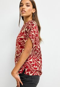 Next GATHERED SHORT SLEEVE TEXTURED BOXY REGULAR FIT - Triko s potiskem - red ecru leaf print