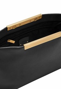 Pochette en cuir noir au toucher lisse, dotée d'un fermoir en métal doré avec une prise texturée. L'intérieur comprend une poche zippée.