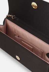 Borsa a pochette nera aperta per mostrare l'interno in tessuto rosa, piccolo taschino interno e chiusura magnetica dorata.