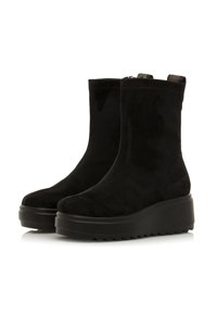 Bottines en suède noir avec une finition lisse, bout arrondi et une semelle en caoutchouc épaisse. Comprend une fermeture éclair latérale et un tirant en tissu texturé.