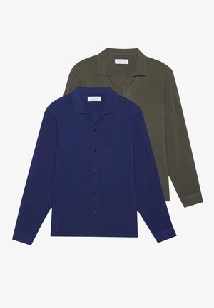 Due camicie colletto, una blu navy e una verde oliva, entrambe con bottoni sulla parte anteriore. Il tessuto appare liscio con una leggera lucentezza.