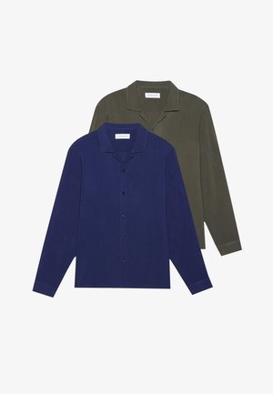 Kaks kaelusega särki, üks tumesinine ja teine oliivroheline, mõlemad nupud ettepoole. Kanga pind tundub sile ja õrnalt läikiv.