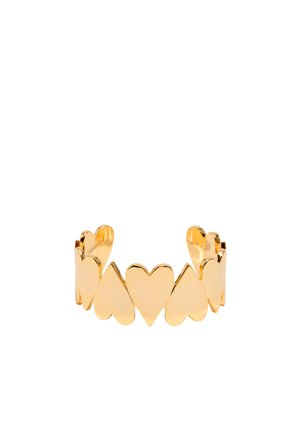 Pulsera de brazalete ajustable en tono dorado que presenta formas de corazón alternas con un acabado liso y brillante, y lados abiertos para flexibilidad.