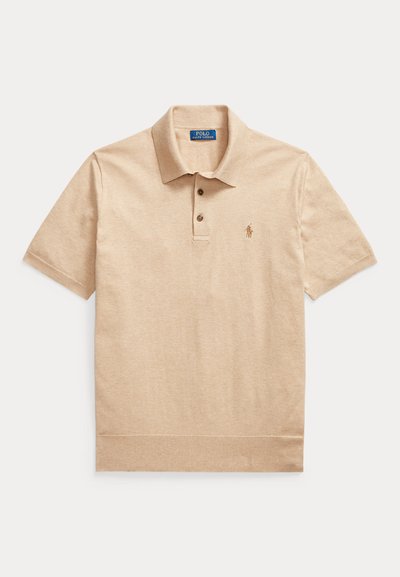 Μπεζ πόλο μπλούζα με κοντά μανίκια, δύο κουμπιά, γιακά και μικρό κεντημένο λογότυπο στο αριστερό στήθος.