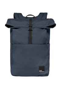Zaino blu navy con design a roll-top, realizzato in tessuto resistente. Presenta una tasca frontale e un'etichetta nera nell'angolo inferiore.