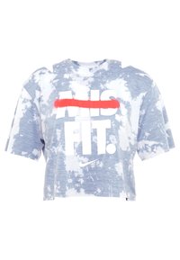 Camiseta corta de color azul y blanco con un patrón de tie-dye, que presenta un texto en blanco intenso "MISFIT" con una línea roja que cruza "MIS". Detalle del logo de Nike.