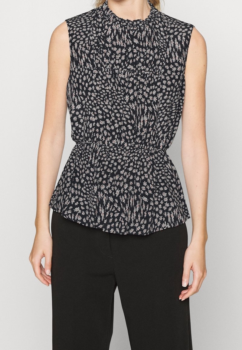 Top nero senza maniche con un collo alto, vita arricciata e un motivo floreale bianco e rosa. Tessuto morbido con un design fluido.