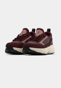 Κάστανα αθλητικά παπούτσια με υφή, ροζ λεπτομέρειες, φαρδιά λευκή ενδιάμεση σόλα και μαύρη καουτσούκ σόλα. Διαθέτουν σχέδιο με κορδόνια και πίσω βρόχο.