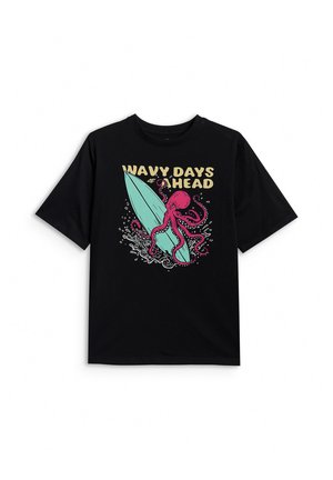 Czarna koszulka z kolorowym ośmiornicą owiniętą wokół turkusowej deski surfingowej oraz napisem "Wavy Days Ahead."