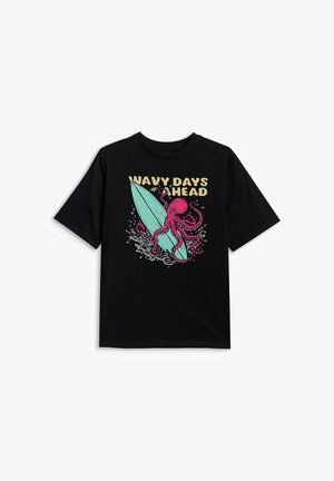 Czarna koszulka z kolorowym ośmiornicą owiniętą wokół turkusowej deski surfingowej oraz napisem "Wavy Days Ahead."