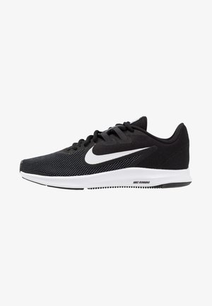 Czarne buty do biegania z siateczkową cholewką, białym logo Nike Swoosh, teksturowaną podeszwą oraz wyściełanym kołnierzem. Posiada system sznurowania zapewniający pewne dopasowanie.