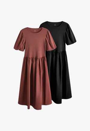 Dvě midi šaty s nafouklými krátkými rukávy a nabranými sukněmi, jedny v rezavě hnědé a druhé v černé barvě, vystavené na bílém pozadí.