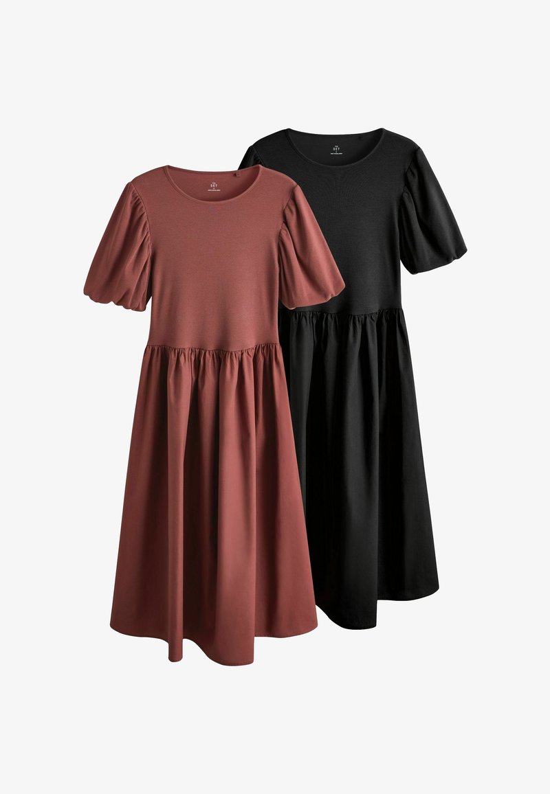 Dva midi šaty s nafúknutými krátkymi rukávmi a nariasenými sukňami, jeden v hrdzavo hnedej a druhý v čiernej farbe, zobrazené na bielom pozadí.