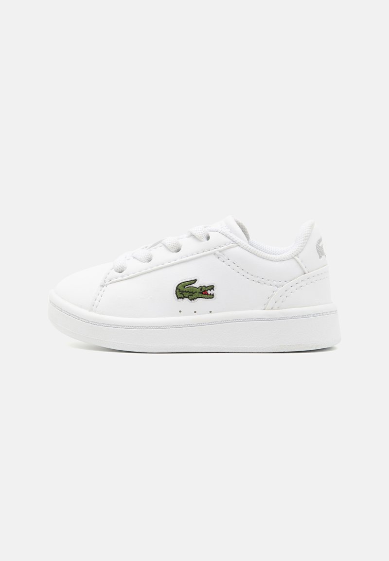 Weiße Sneaker mit einem glatten Lederobermaterial, flachen Schnürsenkeln und einem grünen Krokodil-Logo an der Seite. Gummisohle mit einem klaren Design.