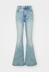 Lichtblauwe flared jeans met een hoge taille, voorzien van geborduurde witte bloemen en een klassiek vijf-pocket ontwerp. De denimtextuur is zichtbaar.