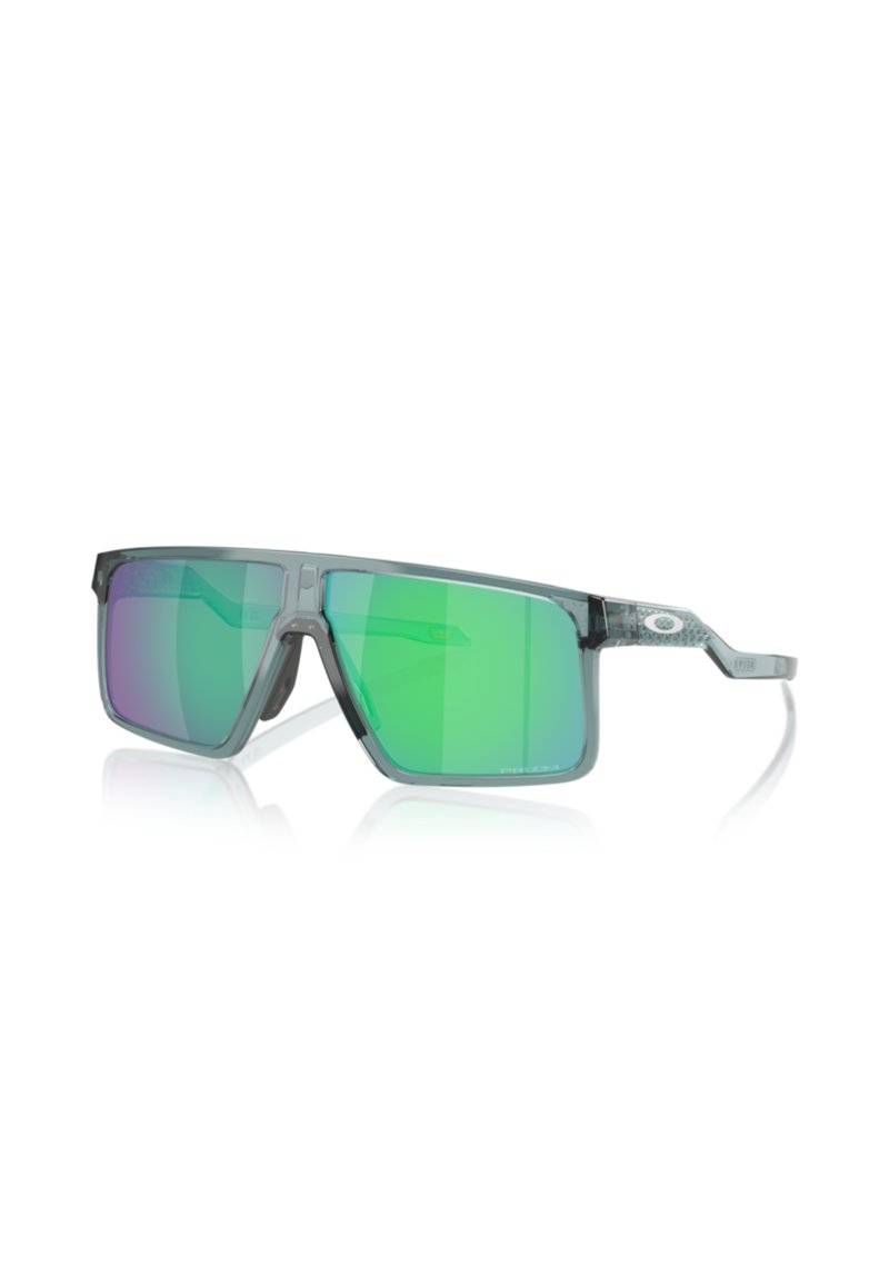 Lunettes de soleil avec une monture grise claire et des verres miroités teintés de vert. Forme carrée avec des accents texturés sur les branches.