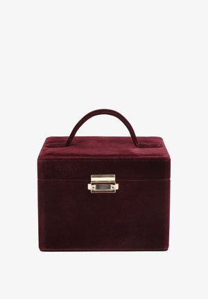 Bordeauxrotes Samt-Etui mit einem goldenen Verschluss, rechteckiger Form und einem Griff oben. Die Oberfläche hat eine weiche Textur und einen gepolsterten Deckel.