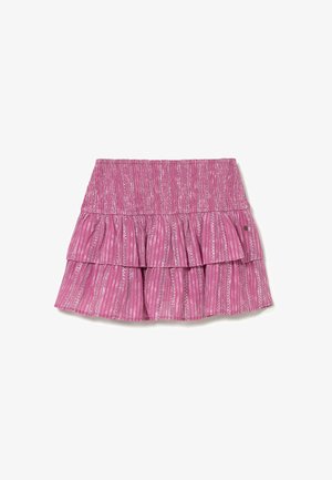 Mini-jupe en rose à volants, avec une taille froncée et un motif à rayures verticales agrémenté d'accents métalliques.