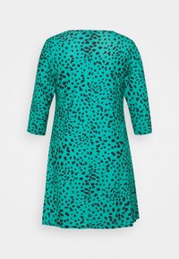 Abito turchese con motivo a pois neri, scollatura a barca, maniche a tre quarti e vestibilità comoda. Tessuto liscio, design al ginocchio.