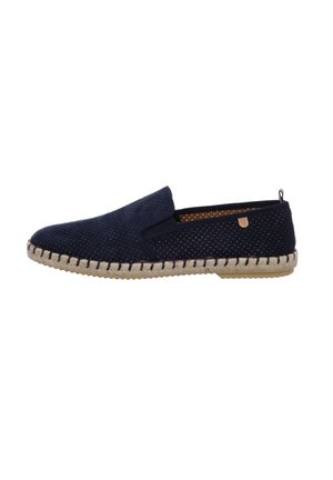 Alpargata azul marino perforada tipo slip-on con suela beige trenzada y pequeña lengüeta trasera, diseñada para uso casual.