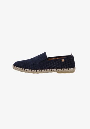 Alpargata azul marino perforada tipo slip-on con suela beige trenzada y pequeña lengüeta trasera, diseñada para uso casual.