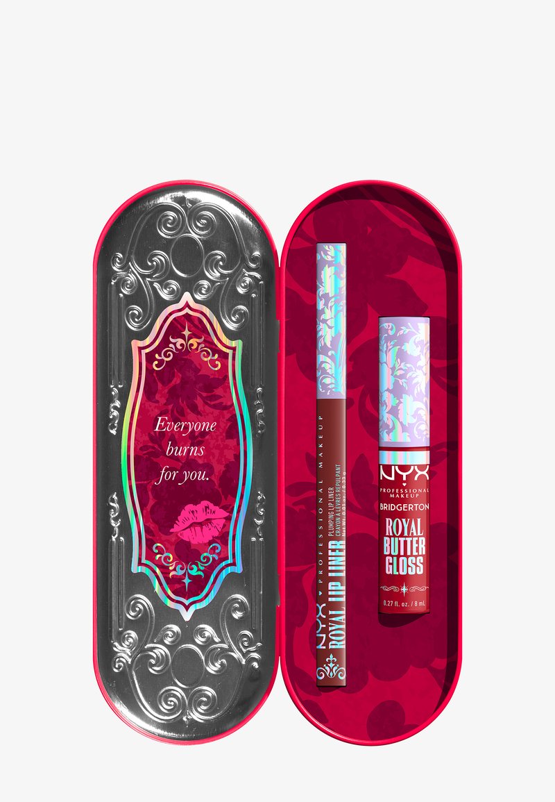 Metaliczne etui do makijażu NYX w różowo-srebrnym kolorze z odbijającym się wzorem. Zawiera konturówkę do ust i błyszczyk z opakowaniem w kwiatowy wzór.