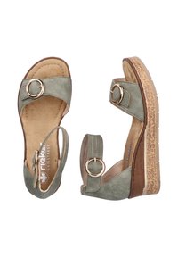 Sandali con zeppa in suede verde, con suola in sughero texturizzato, caratterizzati da hardware circolare dorato e un design a doppia cinghia. Interno imbottito morbido.