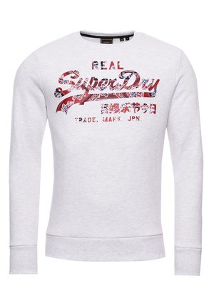 Jasnoszara bluza z długim rękawem z wzorem logo "SuperDry" w kolorach czerwonym, niebieskim i białym oraz japońskim tekstem na piersi.