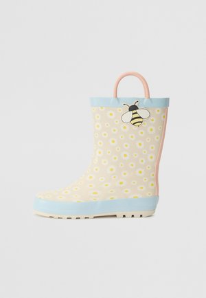 Botas de chuva em borracha com padrão de margaridas amarelas e brancas, com pega rosa e detalhes em azul claro, apresentando uma ilustração de uma abelha do lado.