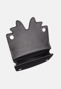 Czarny skórzany portfel z unikalnym wykończeniem górnej krawędzi przypominającym uszy zwierzęcia, z metalowymi zapięciami w kolorze srebrnym oraz fakturowanym wnętrzem.