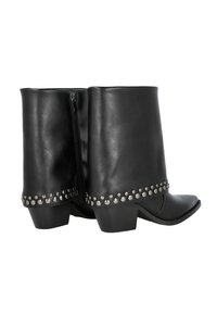 Botas de cuero negro hasta el tobillo con punta cuadrada, con cierre de cremallera y detalles de tachuelas alrededor del tobillo. Diseño de tacón ancho.