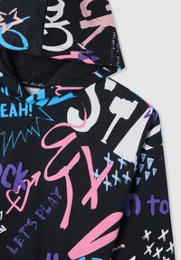 Felpa nera con cappuccio caratterizzata da vivaci testi grafici e motivi nei toni di rosa, blu e bianco. Tessuto morbido con un design rilassato e cappuccio.