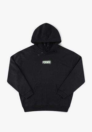 Fekete kapucnis pulóver elülső zsebfedővel és zöld "FORMER" felirattal a mellkason.