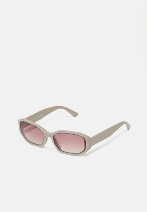 Ochelari de soare cu un cadru moale gri, formă pătrată și lentile roz cu gradient. Decorați cu mici pietre strălucitoare de-a lungul marginilor.