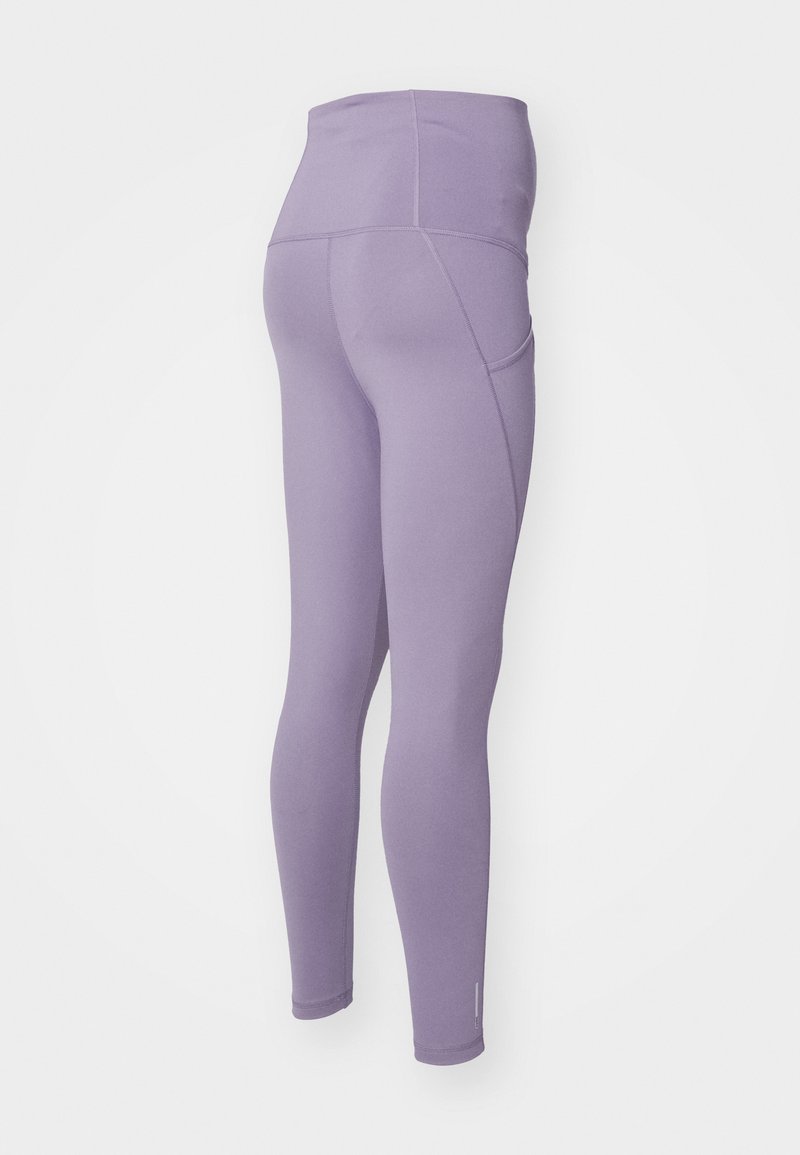 Paarse actieve legging met een hoge tailleband, een soepele textuur en een zijvak, ontworpen voor comfort en mobiliteit.