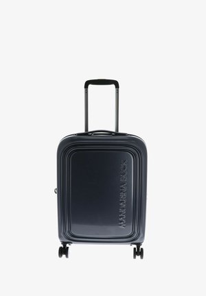 Valise rigide de couleur bleu marine foncé, avec une surface texturée, des lignes en retrait, un logo en relief, une poignée extensible et quatre roues pour la mobilité.