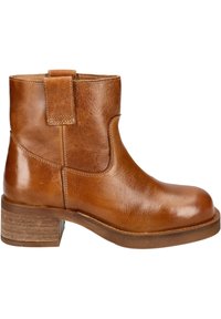 Bottines en cuir marron à bout rond et petit talon carré. Dotées d'un panneau latéral et de détails de couture pour une texture supplémentaire.