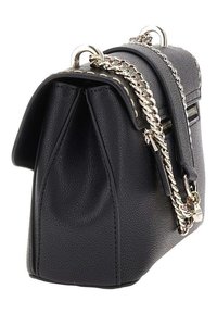 Borsa a mano in pelle nera con una forma strutturata, dotata di una tracolla in catena argentata, chiusura con zip e una superficie testurizzata. Pieghe laterali notevoli.