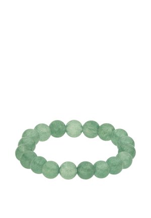 Stretch-Armband aus runden, durchscheinenden grünen Perlen, die auf weißem Hintergrund in einem Kreis angeordnet sind.