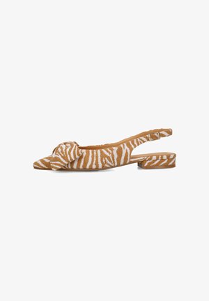 Scarpa slingback piatta con motivi a strisce beige e bianche a zebra, punta appuntita, grande fiocco di tessuto sul davanti e piccolo tacco quadrato con cinturino e fibbia.