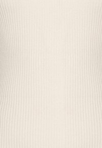 Tissu tricoté nervuré en blanc cassé, avec des lignes verticales et une texture lisse. Design ajusté, idéal pour le superposition.